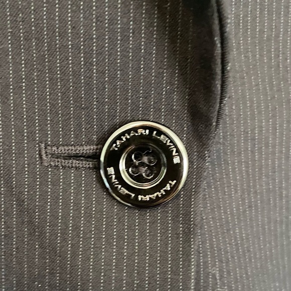 Tahari Black Blazer with Notched Lapels and Tailored Fit - Picture 5 of 6